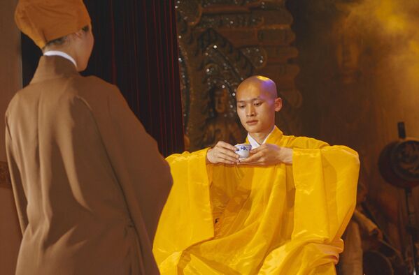 Будизам у Кини - планина Емеј, провинција Сичуан. Представа којом се прославља успостављање Ши Јонг Шоуа, новог преподобног храмова Емеј. Церемонија чаја. Око 1900. године. - Sputnik Србија