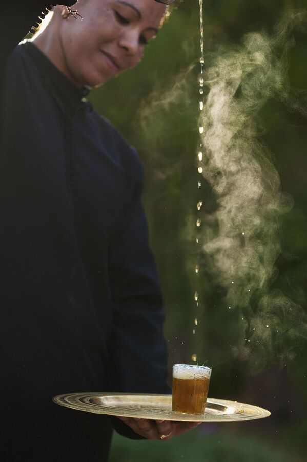 Мароко, конобарица сипа марокански чај од менте у чашу са висине. - Sputnik Србија