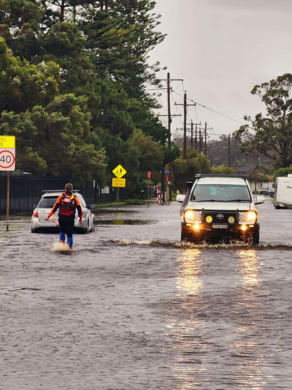 Хеликоптери су коришћени за спасавање људи који су били заробљени на крововима и верандама. - Sputnik Србија