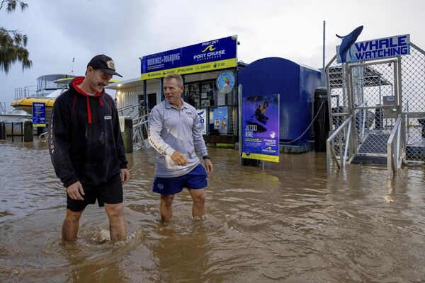 Такође, 60-годишња жена је нестала након што је њен аутомобил остао заробљен у поплавама, док је 49-годишњи мушкарац нестао синоћ док је ходао поред поплављеног пута. - Sputnik Србија