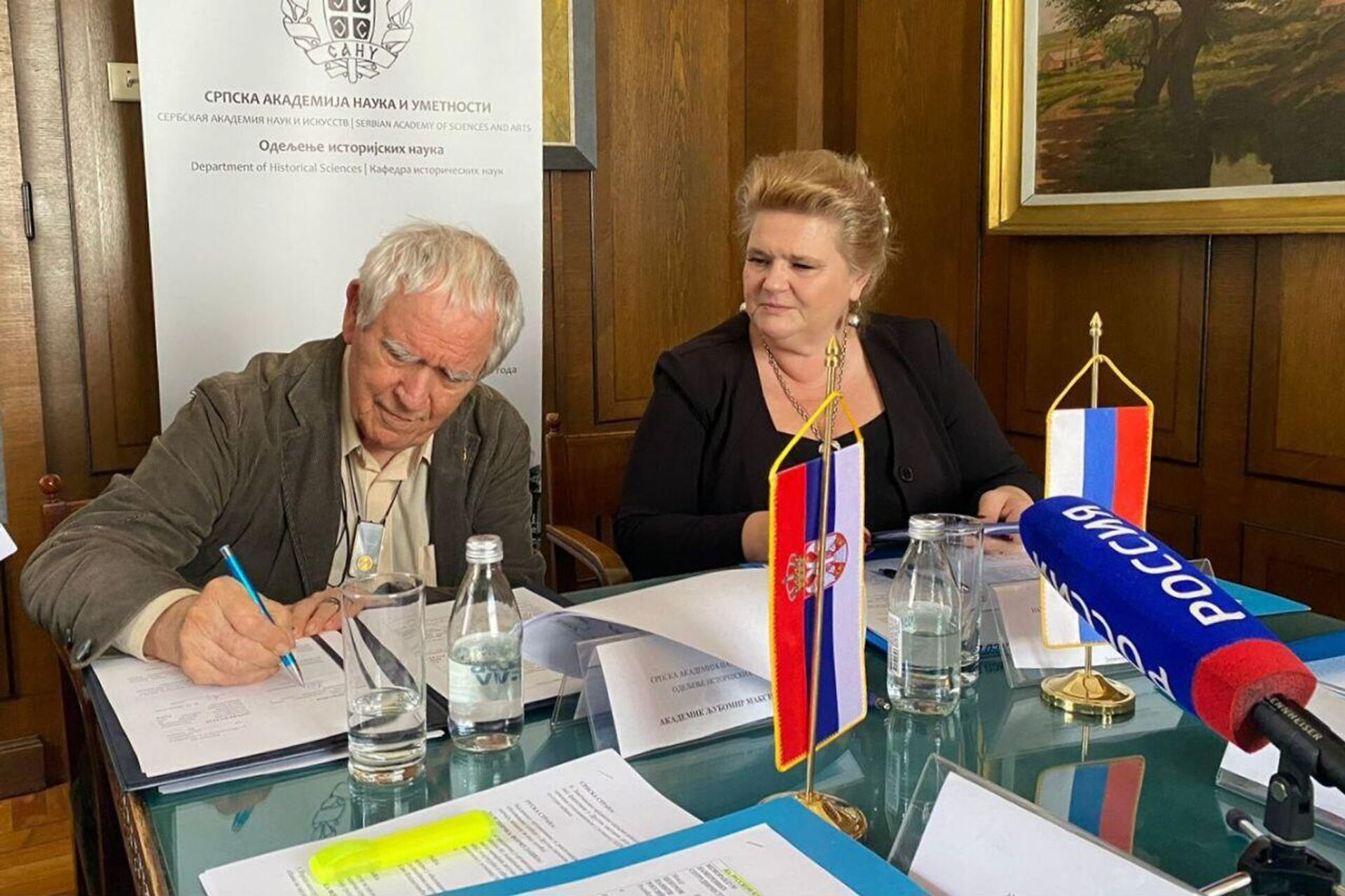 Ljubomir Maksimović, sekretar Odeljenja istorijskih nauka, i Elena Petrovna Mališeva, rukovodilac Centra za istorijsko sećanje pri predsedniku Ruske Federacije - Sputnik Srbija, 1920, 22.05.2025