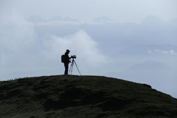 Силуета сниматеља док бележи нестварне кадрове „Саилунга“. - Sputnik Србија