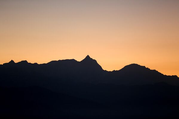 Зраци сунчеве светлости обасјавају планине у округу Долаха, у Непалу. - Sputnik Србија