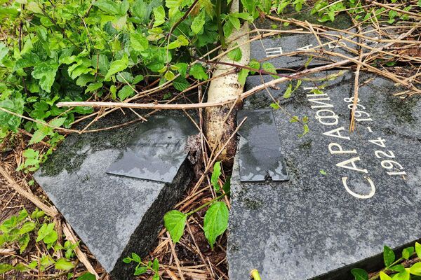 Рељићева, после евидентирања, споменике окреће ка зељи, како би се натписи сачували - Sputnik Србија