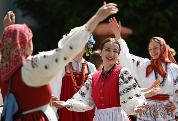 Po staroj tradiciji, svi učesnici staju u kolo i kreću se posebnim, „karavonskim“ korakom u krug, polako pomerajući noge. Po staroj tradiciji, svi učesnici staju u kolo i kreću se posebnim, „karavonskim“ korakom u krug, polako pomerajući noge. - Sputnik Srbija