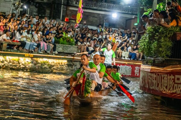 Ове трке се традиционално одржавају током Празника змајевих чамаца, који се обележава петог дана петог месеца по кинеском лунарном календару. - Sputnik Србија