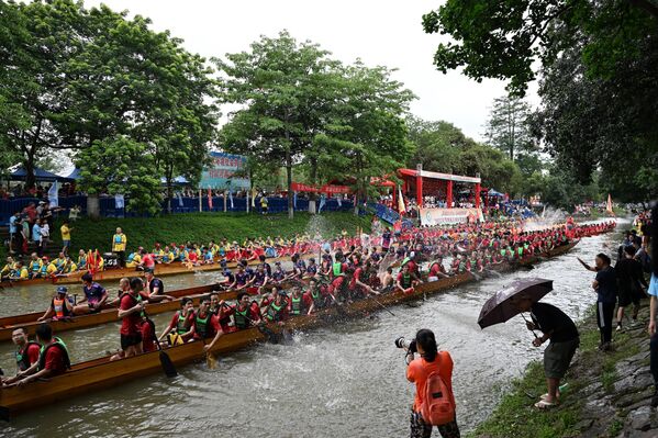 Чамци, украшени као змајеви, могу бити дуги и преко 30 метара, а у једном чамцу весла и до 50 људи. - Sputnik Србија