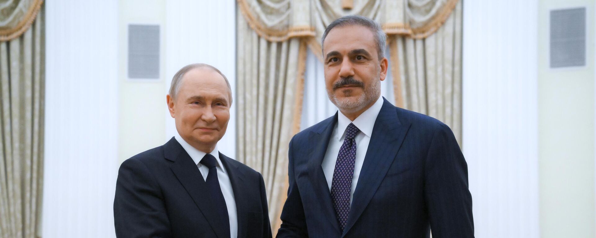 Predsednik Rusije Vladimir Putin i ministar spoljnih poslova Turske Hakan Fidan - Sputnik Srbija, 1920, 26.05.2025