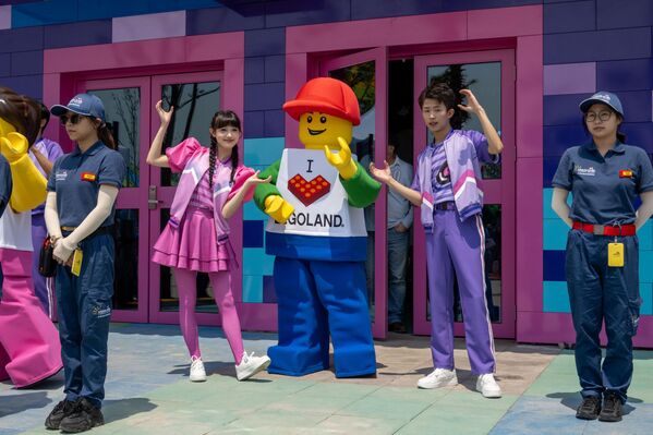 Свечано отварање Леголенд Шангај Ризорта заказано је за 5. јул, а организатори се надају да ће овај тематски парк привући више од пет милиона посетилаца сваке године. - Sputnik Србија