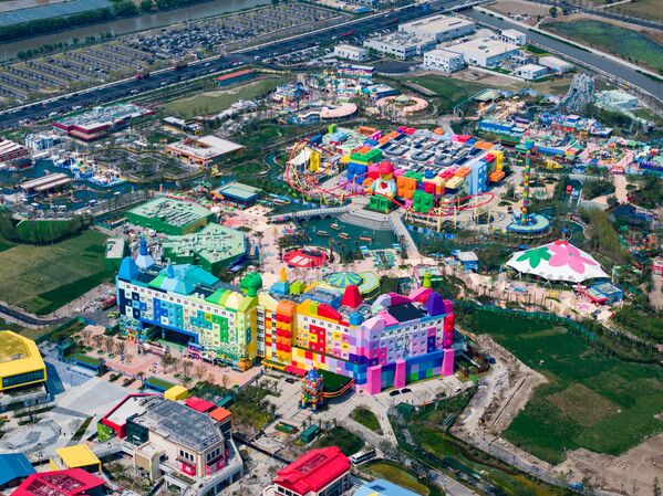 Тематски паркови страних конгломерата, као што су Дизниленд и Универзал Студиос, забележили су снажан раст посетилаца у Кини, а очекује се да ће  њиховим стопама ићи и Леголенд.   - Sputnik Србија