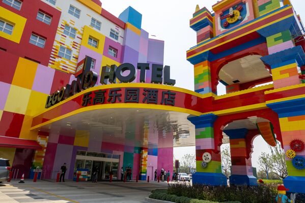 Леголенд ће бити најновији глобални тематски парк са седиштем у Кини након отварања Универзал Студиос у Пекингу 2021. и Шангај Дизниленда 2016. године. - Sputnik Србија