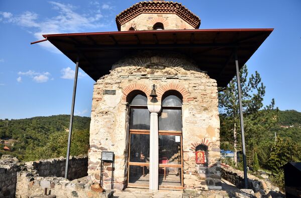 Manastir Stara Pavlica je trobrodna crkva, osnove upisanog krsta. Istočna strana crkve se završava sa tri apside: srednja je najveća i trostrana, ostale dve su polukružne. Kube se direktno oslanja na kvadrat lukova, koji nose snažni stubovi. Crkva je zidana kamenom i opekom. - Sputnik Srbija