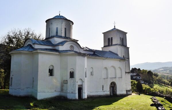 U blizini manastira Stara Pavlica se nalazi i manastir Nova Pavlica koju su krajem 14. veka podigli braća Musići (Stefan i Lazar), kao svoju zadužbinu. Sam manastir je osnovan kao ženski i u njega se povukla i zamonašila njihova majka, supruga čelnika Muse i sestra kneza Lazara (1371—1389) Dragana, koja je u njemu i preminula kao monahinja Teodosija. - Sputnik Srbija