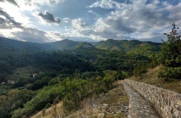 Pored Stare i Nove Pavlice, dolinu Ibra, ili Dolinu kraljeva kako je mnogi nazivaju, krase i neke od najvećih svetinja srpskog naroda: Studenica, Žiča, Sopoćani, Gradac...i zato, Ibarska dolina nije samo geografska odrednica, već mesto gde su stvarani temlji srpske srednjevnjkovne države, njene duhovnosti i kulture. - Sputnik Srbija