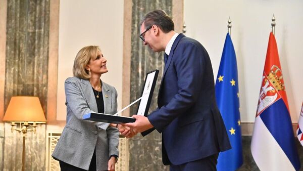 Aleksandar Vučić uručio je orden kopredsedavajućoj srpskom kokusu u Predstavničkom domu Kongresa SAD Klaudiji Teni Aleksandar Vučić uručio je orden kopredsedavajućoj srpskom kokusu u Predstavničkom domu Kongresa SAD Klaudiji Teni - Sputnik Srbija