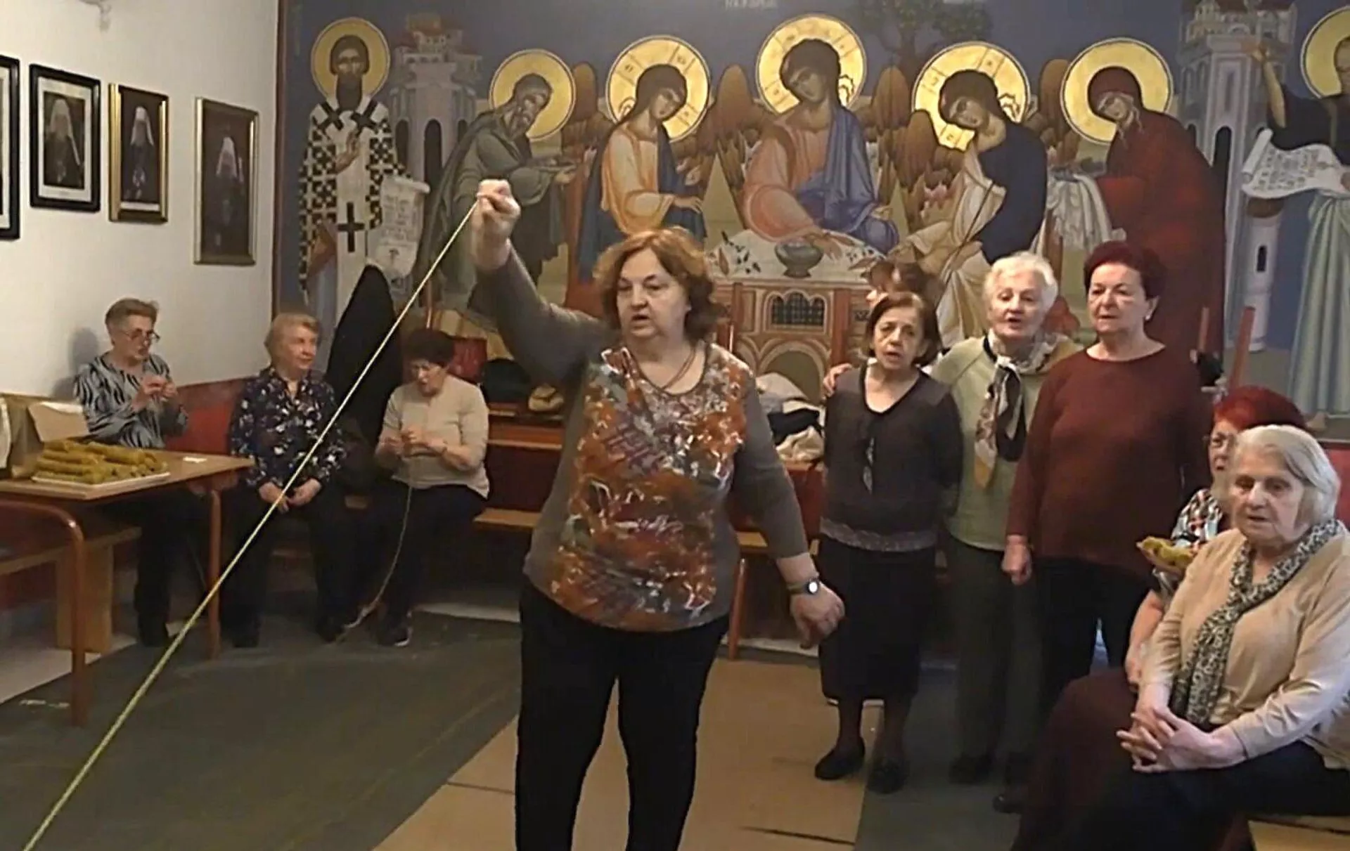 Kad se ohlade, završene niti stavljaju se na sto po dužini, vodeći računa da se ne spoje. Zatim žene pletu krošnje Kad se ohlade, završene niti stavljaju se na sto po dužini, vodeći računa da se ne spoje. Zatim žene pletu krošnje - Sputnik Srbija, 1920, 01.06.2025