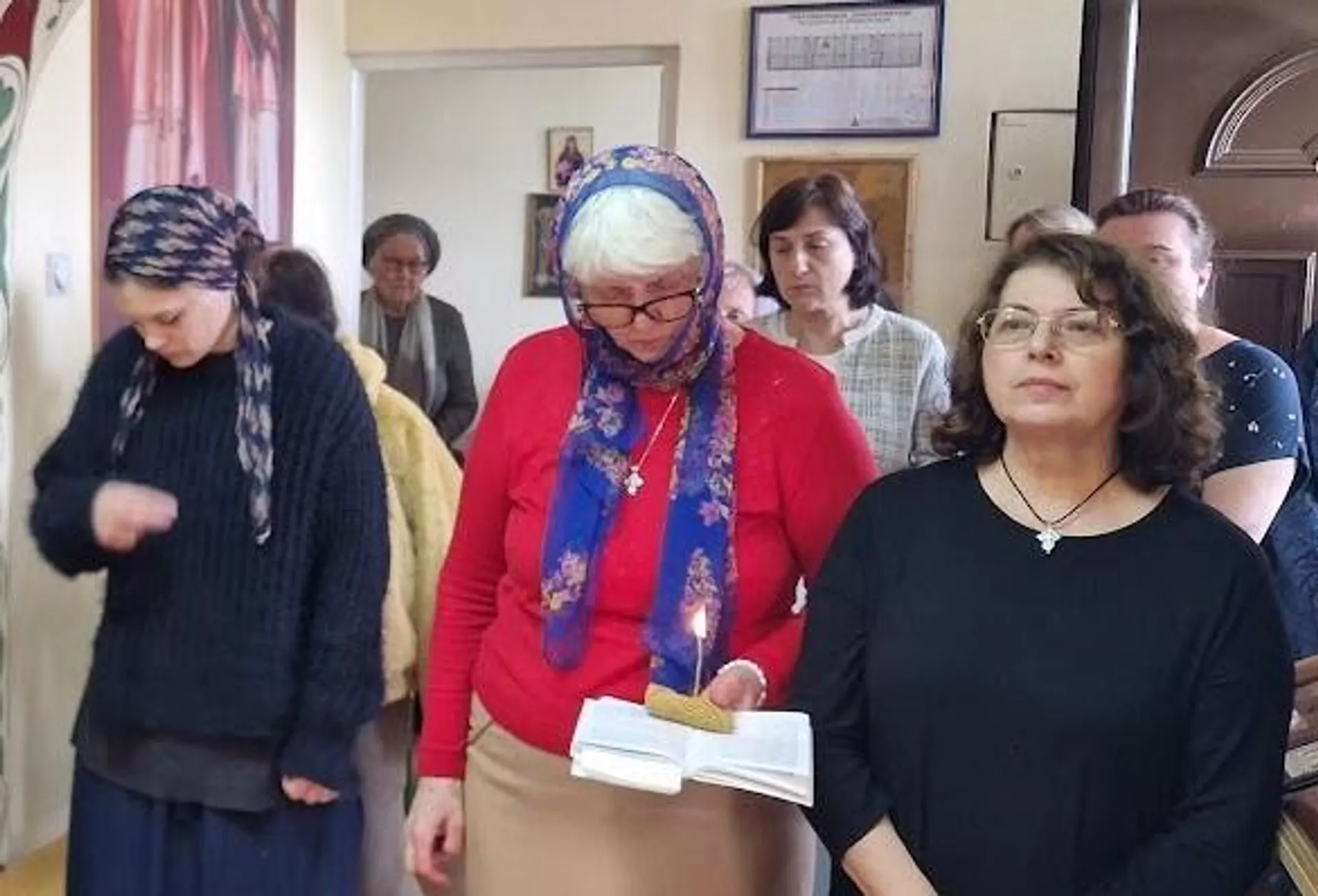 Sveća se pali na početku službe, gasi na kraju i opet pali na sledećoj tokom Vaskršnjeg posta i kasnije, do praznika Silaska Svetog duha na apostole Sveća se pali na početku službe, gasi na kraju i opet pali na sledećoj tokom Vaskršnjeg posta i kasnije, do praznika Silaska Svetog duha na apostole - Sputnik Srbija, 1920, 01.06.2025