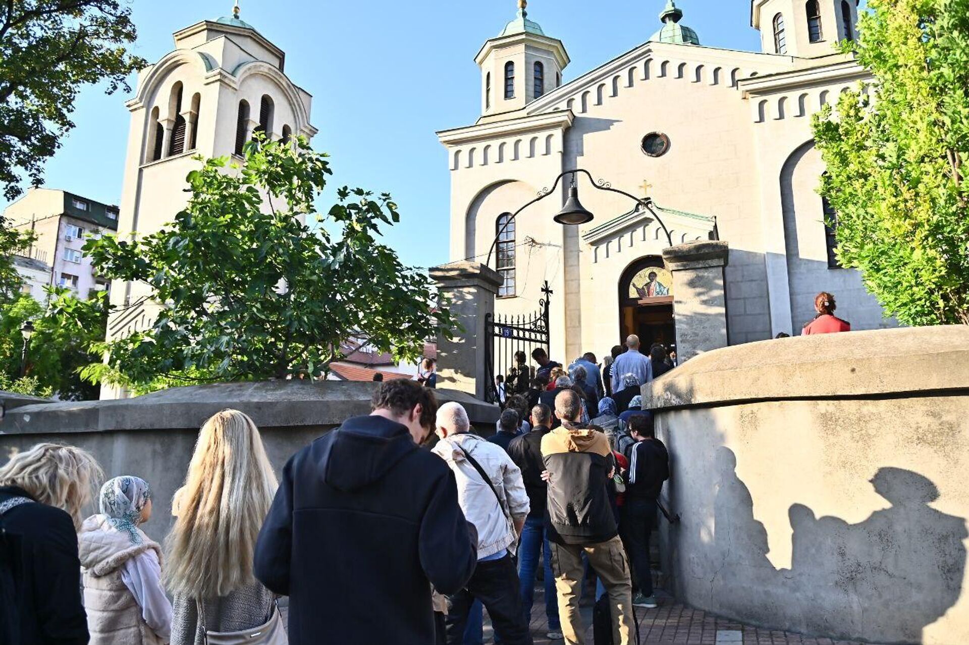 Veliki broj vernika strpljivo čeka da se pokloni i celiva ruku svetitelja - Sputnik Srbija, 1920, 28.05.2025