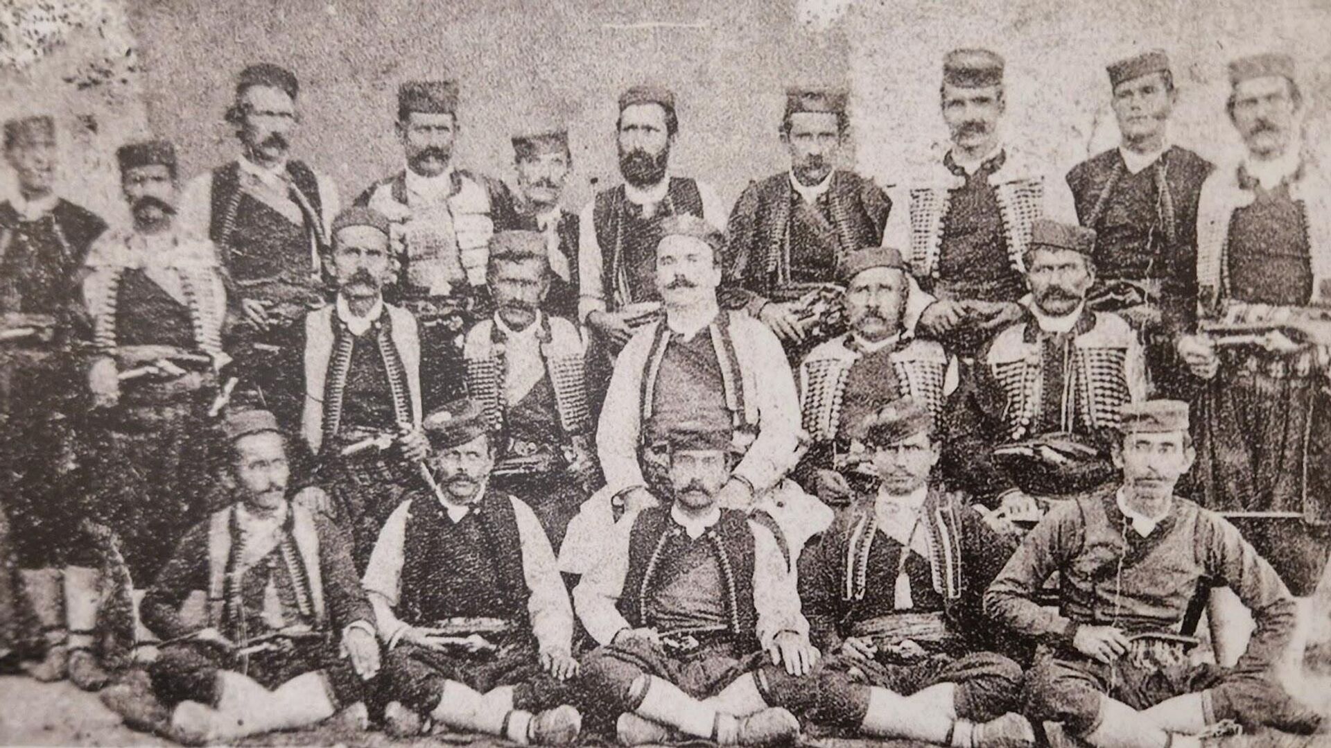 Вође херцеговачког устанка, са војводом Шаком Петровићем. Перо Тунгуз стоји други слева Вође херцеговачког устанка, са војводом Шаком Петровићем. Перо Тунгуз стоји други слева - Sputnik Србија, 1920, 31.05.2025