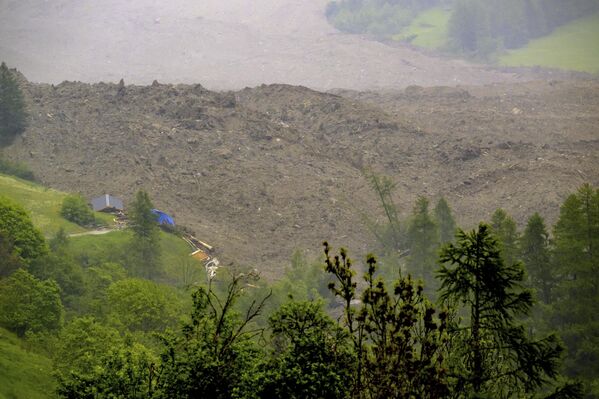 Део глечера урушио се јуче око 15.30 сати, а његова јачина изазвала је земљотрес јачине 3,1 степен по Рихтеру, пренео је Свис инфо. - Sputnik Србија