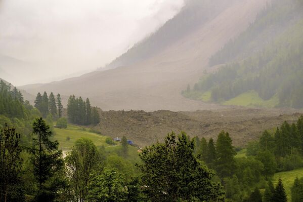 Иако је село евакуисано пре неколико дана због страха од распарчавања глечера, пријављен је нестанак једне особе. - Sputnik Србија