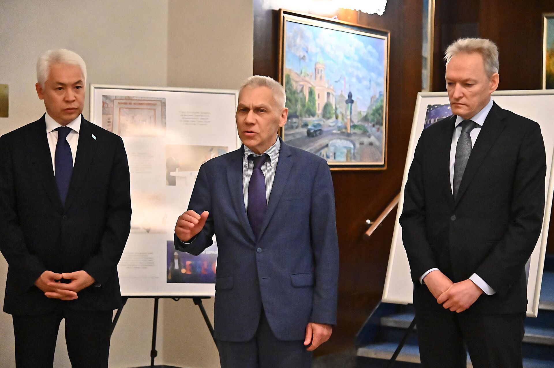 Руски амбасадор Александар Боцан-Харченко са белоруским амбасадором Сергејем Малоновским и амбасадором Казахстана Мадијем Атамкуловим на отварању изложбе поводом 11. годишњице потписавања споразума о оснивању Евроазијске економске уније Руски амбасадор Александар Боцан-Харченко са белоруским амбасадором Сергејем Малоновским и амбасадором Казахстана Мадијем Атамкуловим на отварању изложбе поводом 11. годишњице потписавања споразума о оснивању Евроазијске економске уније - Sputnik Србија, 1920, 29.05.2025