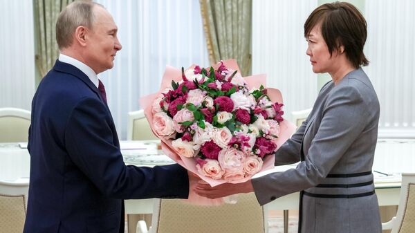 Putin i udovica bivšeg japanskog premijera Šinza Abea - Sputnik Srbija