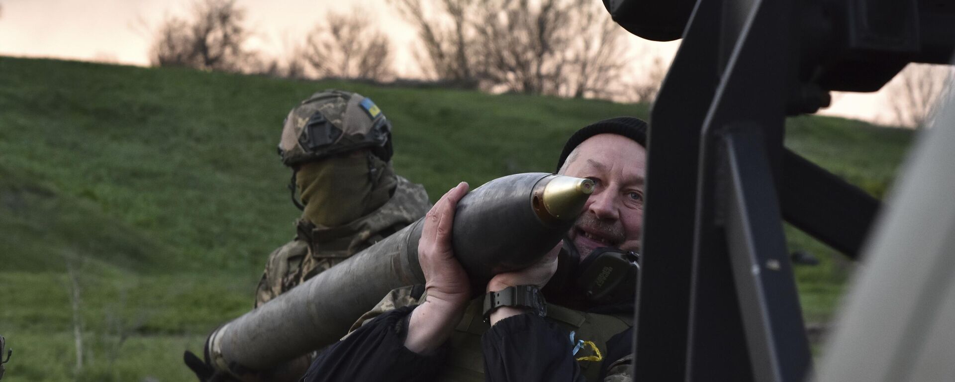 Ukrajinski vojnici ubacuju raketu u raketni bacač - Sputnik Srbija, 1920, 31.05.2025