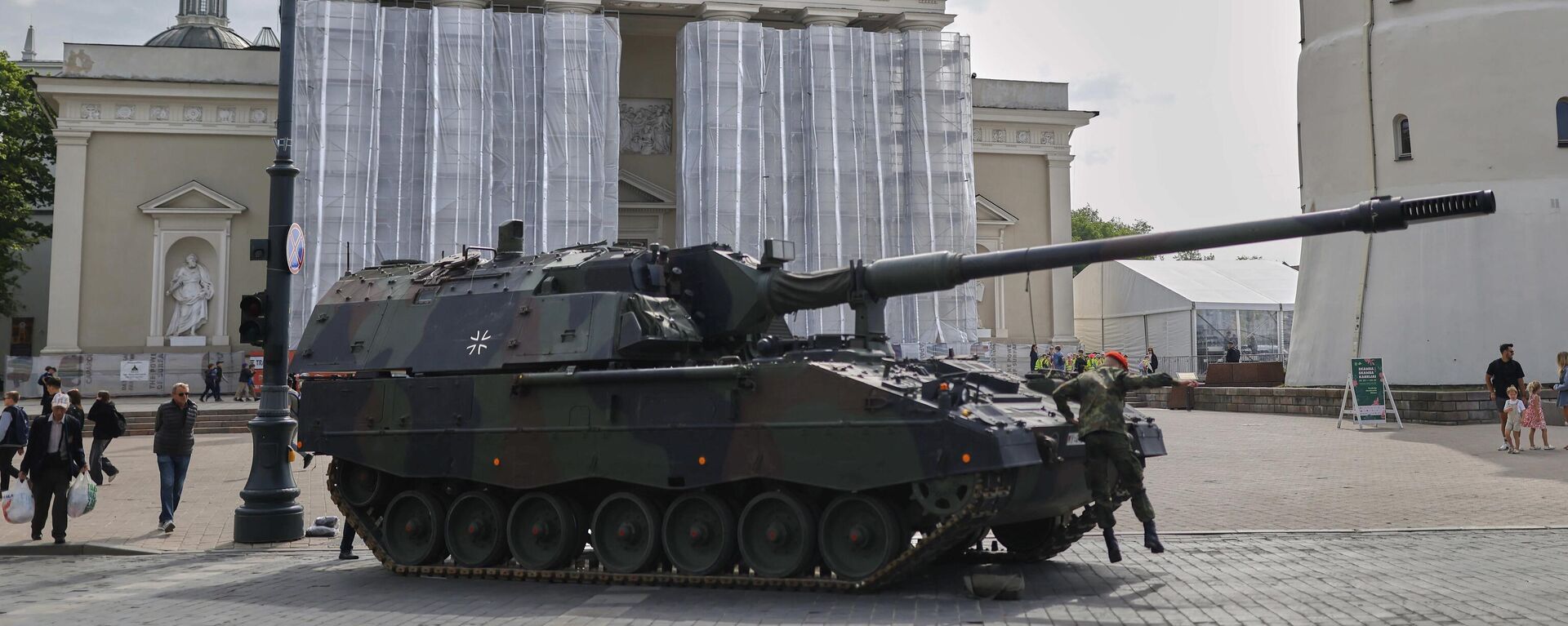 Nemački tenk ispred katedrale u centru Vilnjusa - Sputnik Srbija, 1920, 31.05.2025