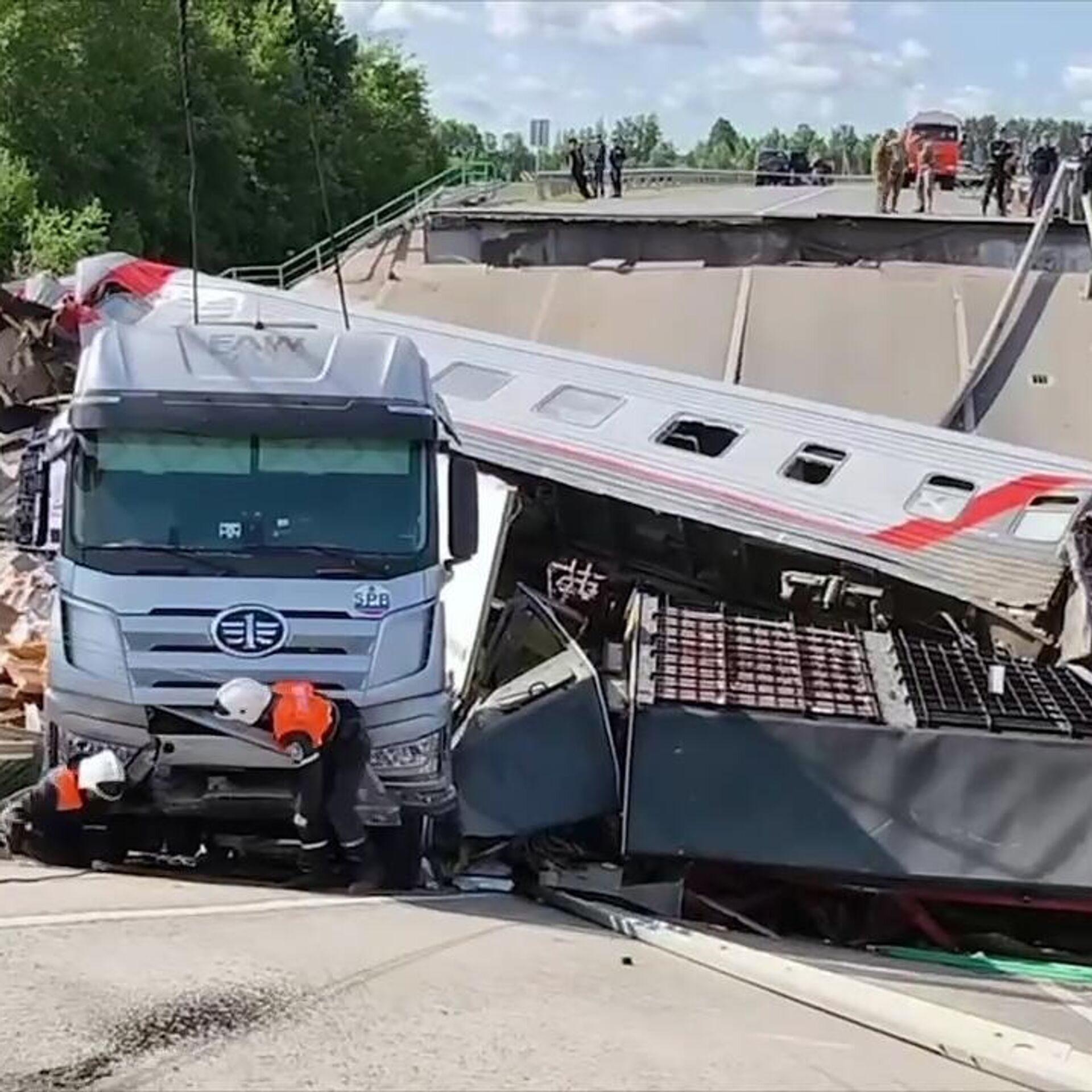 Drumski most koji se nakon dizanja u vazduh srušio na putnički voz u Brjans...