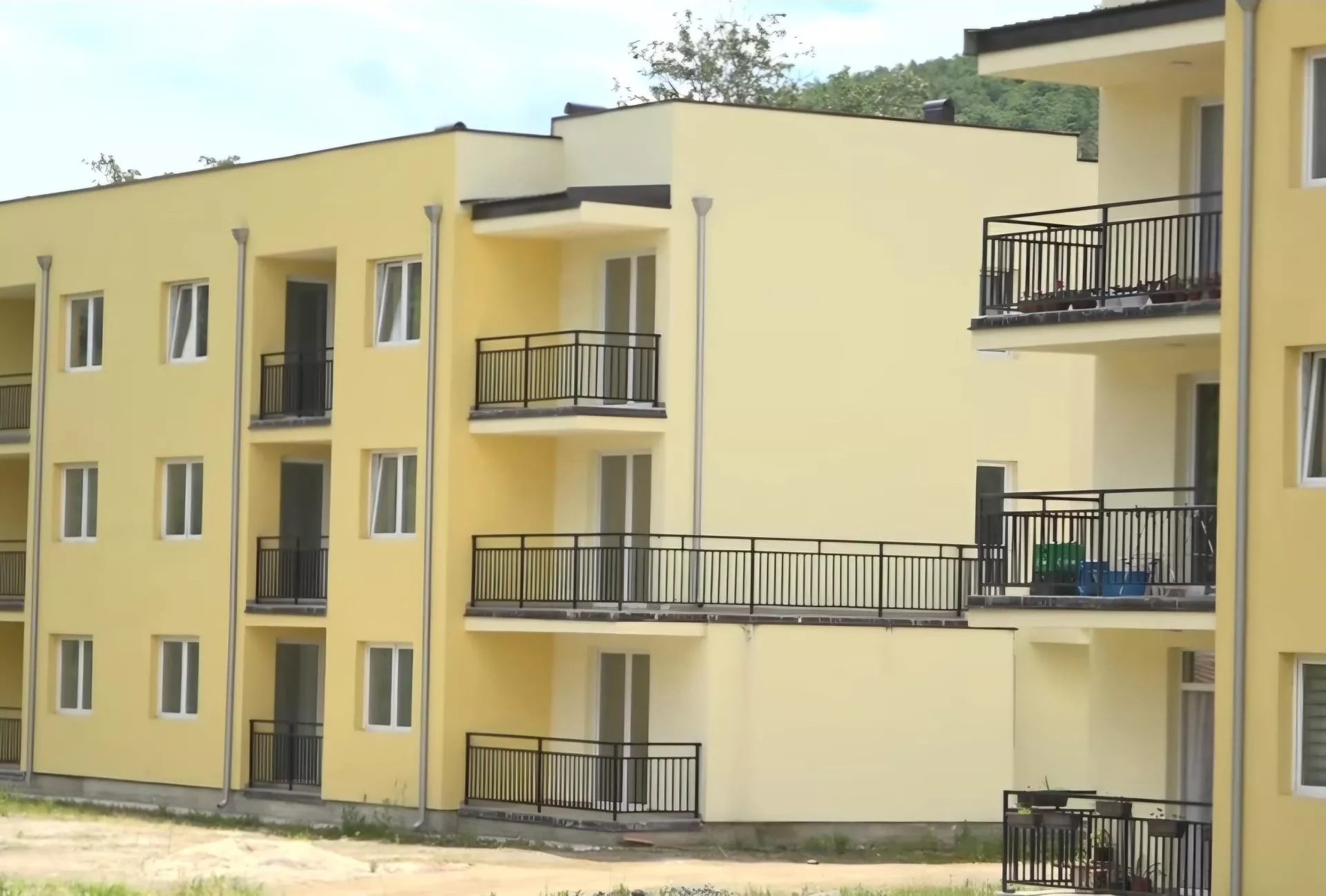 Zgrade namenjene izbeglicama u Leposaviću, Srbi bi ponovo mogli da ostanu bez krova nad glavom Zgrade namenjene izbeglicama u Leposaviću, Srbi bi ponovo mogli da ostanu bez krova nad glavom - Sputnik Srbija, 1920, 02.06.2025