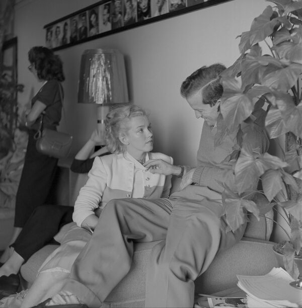 Čuvena glumica u razgovoru  sa kolegom pre audicije za predstavu u Plejers ring teatru 12. marta 1950. u Los Anđelesu. - Sputnik Srbija