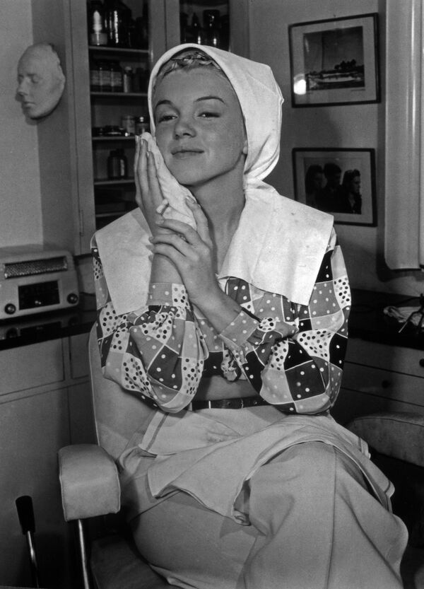 Rođena i odrasla u Los Anđelesu, Merilin je većinu svog detinjstva provela u ukupno 12 hraniteljskih porodica i sirotištu pre udaje za Džejmsa Doertija u  šesnaestoj godini. - Sputnik Srbija