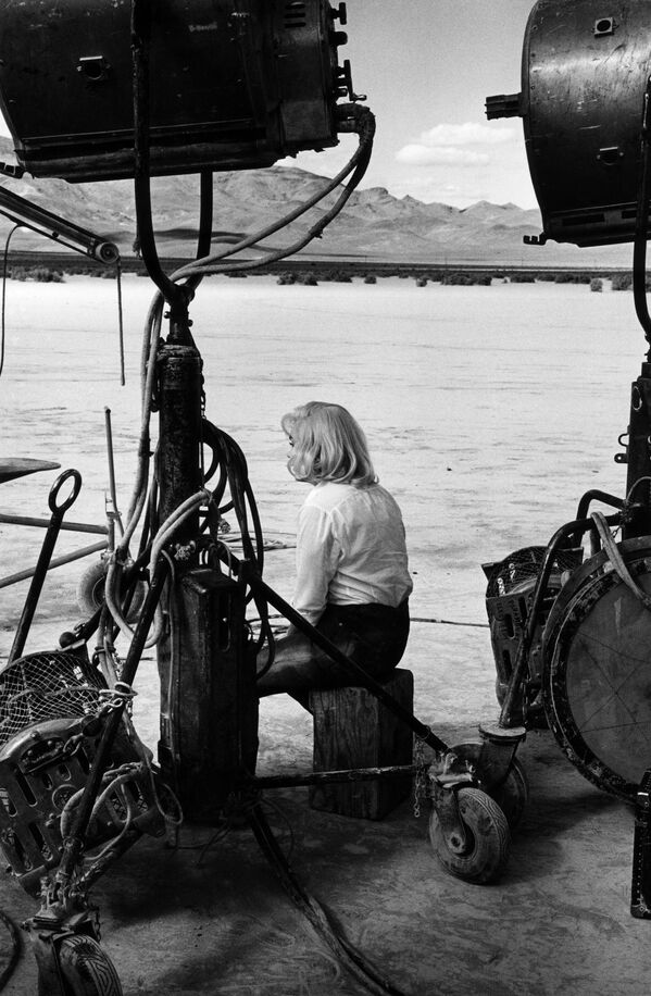 Posle niza manjih filmskih uloga, potpisala je novi ugovor sa Foksom krajem 1950. Premda su njeni filmovi najčešće bili komercijalni hitovi, Monro je bila jedna od najvećih filmskih zvezda pedesetih godina 20. veka. - Sputnik Srbija