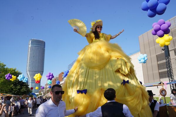 „Сви Београђани су дошли и поздравили оне учеснике који су учествовали у дефилеу. Већ смо прогласили победнике на основу броја аплауза, узвика и одушевљења и одабрали смо оне који су публици били најзанимљивији“, рекао је Поповић. - Sputnik Србија