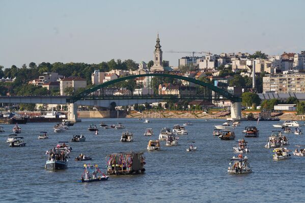 Централни део манифестације - парада пловила, започео је у 18.30 часова, са петог километра реке Саве, након чега је жири одредио четири победника. - Sputnik Србија