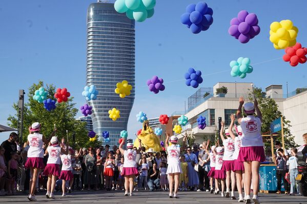 Поповић је истакао да су целом дужином шеталишта испред ТЦ Галерија били посматрачи на основу чијих су реакција проглашена четири победника. - Sputnik Србија