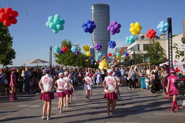 На простору променаде испред ТЦ Галерија све до Куле Београд организован ја маркет малих произвођача који су представили своје ручне радове, природну козметику и друго - Sputnik Србија