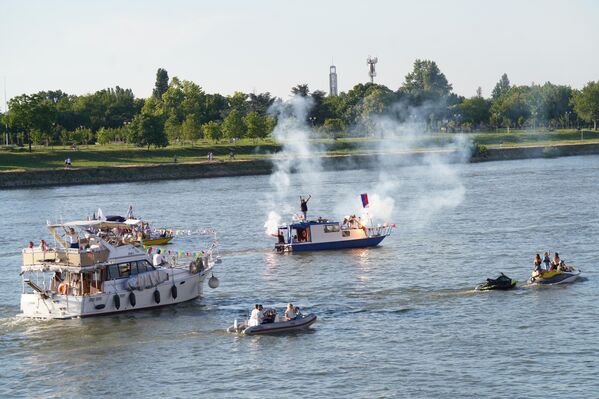 Додао је да је фестивал почео интонирањем химне Београда, а да је касније одржан дефиле бродова који су због неодлучности жирија морали да прођу најмање два круга. - Sputnik Србија