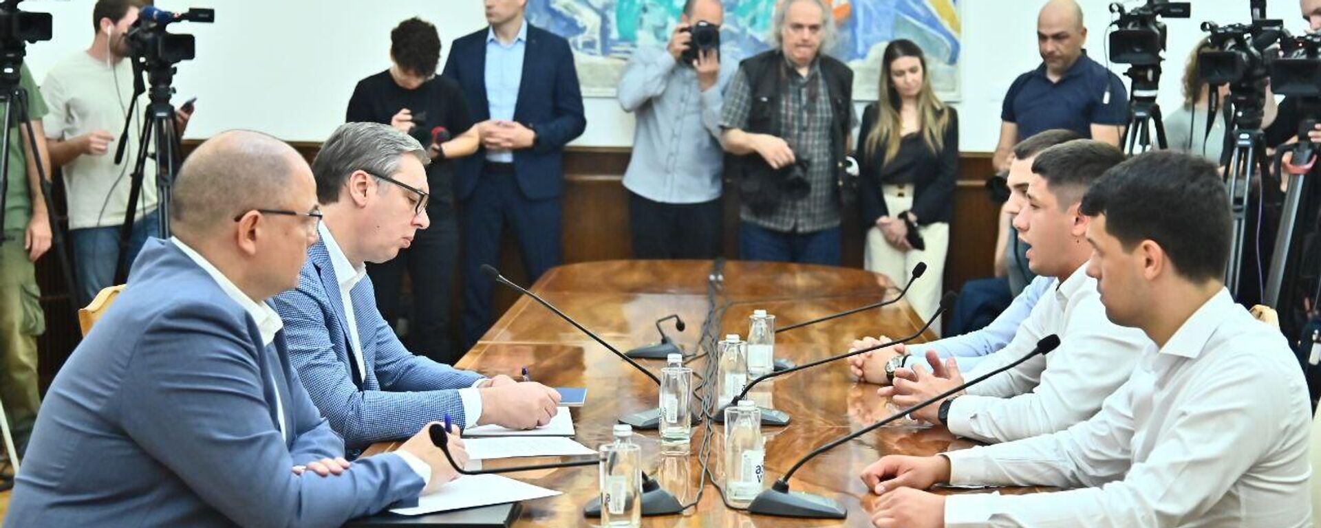 Председник Србије Александар Вучић примио је делегацију студената који желе да уче - Sputnik Србија, 1920, 02.06.2025