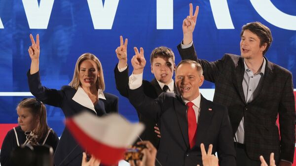 Karol Navrocki slavi pobedu na predsedničkim izborima u Poljskoj. - Sputnik Srbija