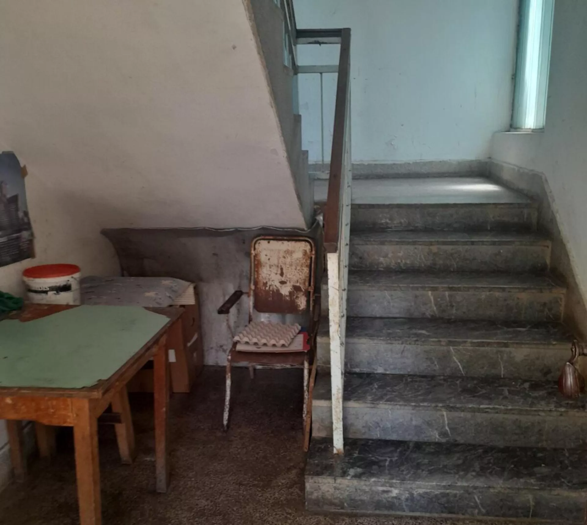 Kolektivni centar u Leposaviću u kome su Adžići godinama živeli u nehumanim uslovim Kolektivni centar u Leposaviću u kome su Adžići godinama živeli u nehumanim uslovim - Sputnik Srbija, 1920, 02.06.2025