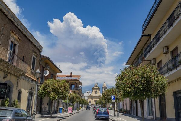 Планина Етна, на острву Сицилија, је највиши активни вулкан (3.330 метара) у континенталној Европи. - Sputnik Србија