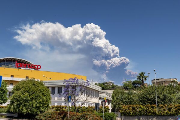 Прошлог лета, након периода релативног мировања након велике ерупције у децембру 2023. године, дошло је до неколико узастопних ерупција. - Sputnik Србија