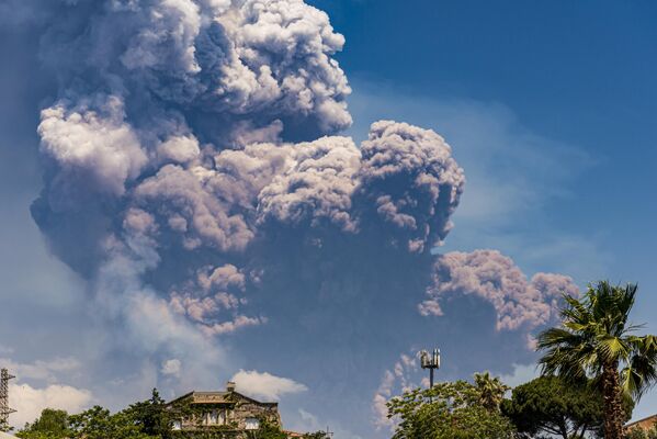 Из кратера су почели да избијају ужарене стене, пепео и гас, а дим се могао видети километрима далеко. Само неколико сати пре ерупције забележен је снажан подземни потрес. - Sputnik Србија