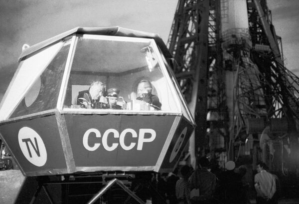 Совјетски телевизијски коментатори извештавају са лансирне рампе у посебној кабини уочи лансирања свемирске летелице Сојуз-9. Совјетски телевизијски коментатори извештавају са лансирне рампе у посебној кабини уочи лансирања свемирске летелице Сојуз-9. - Sputnik Србија