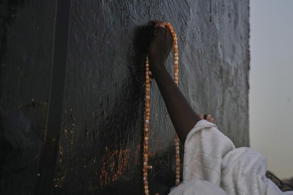 У средишту ходочашћа је таваф - ритуално кружење око Кабе, црне коцкасте грађевине у срцу Велике џамије у Меки, ка којој се муслимани свакодневно моле. - Sputnik Србија