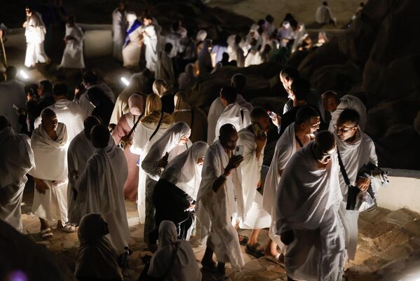 Након тавафа, ходочасници крећу ка Мини - огромном шаторском граду, а затим и на брдо Арефат, где се верује да је пророк Мухамед одржао своју последњу проповед. - Sputnik Србија