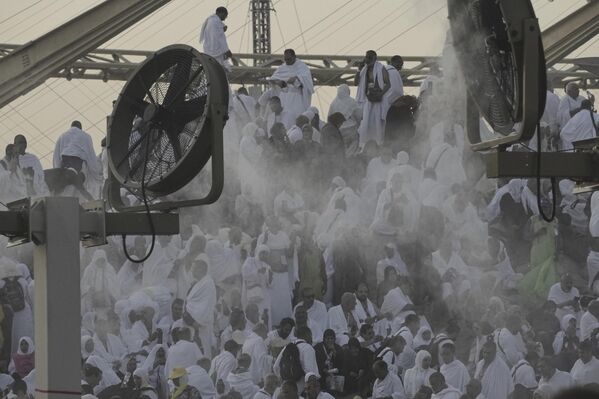 Пре уласка у Меку, верници улазе у стање чистоће познато као ихрам - мушкарци облаче беле огртаче, док жене носе широку белу одећу која покрива цело тело сем лица и руку, чиме се наглашава једнакост свих пред Богом. Након рекордних врућина прошле године, Саудијска Арабија је удвостручила напоре како би заштитила ходочаснике. - Sputnik Србија