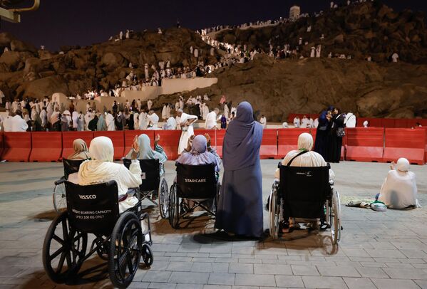 Иако хаџ има велику духовну вредност, он је и кључан економски извор за Саудијску Арабију, која сваке године зарађује милијарде долара од тог ходочашћа. - Sputnik Србија